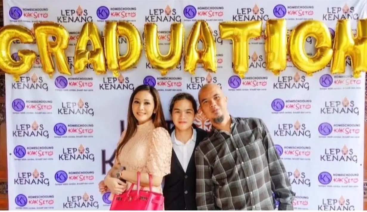 Momen yang sama juga dari mantan pasangan Ahmad Dhani dan Maia Estianty. Keduanya hadir saat Dul anak ketiganya menjalani wisuda SMA. (instagram/maiaestiantyreal)