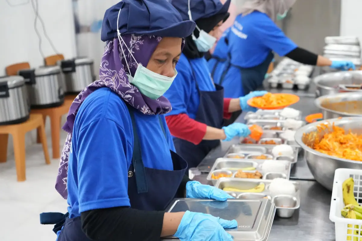 Kesibukan di Dapur MBG Bawa Rezeki Baru dan Bikin Warga Sembuh Jadi Pejudol