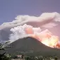Gunung Lokon di Tomohon menyemburkan lava pijar dan abu vulkanik setinggi 1500 meter di Tomohon, Sulawesi Utara.(Antara)