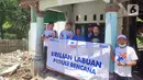 Insan BRILian (Pekerja BRI) foto bersama pada penyaluran bantuan paket makanan cepat saji kepada warga terdampak gempa di Kecamatan Cimanggu, Banten. BRI bergerak cepat memberikan bantuan tanggap darurat Peduli Bencana Gempa Banten yang mengguncang wilayah Pandeglang. (Liputan6.com/HO/Humas BRI)