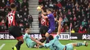 Aksi sigap kiper Arsenal, Bernd Leno saat melawan Bournemouth pada laga lanjutan Premier League yang berlangsung di stadion Dean Court, Inggris, Minggu (25/11).  Arsenal menang 2-1. (AFP/Glyn Kirk)