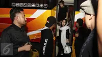 Sejumlah member grup idola JKT48 turun dari bus saat melayat ke kediaman Inao Jiro di Kota Tangerang Selatan, Rabu (22/3). Member sekaligus leader JKT48, Melody juga tampak hadir diantara rombongan. (Liputan6.com/Herman Zakharia)