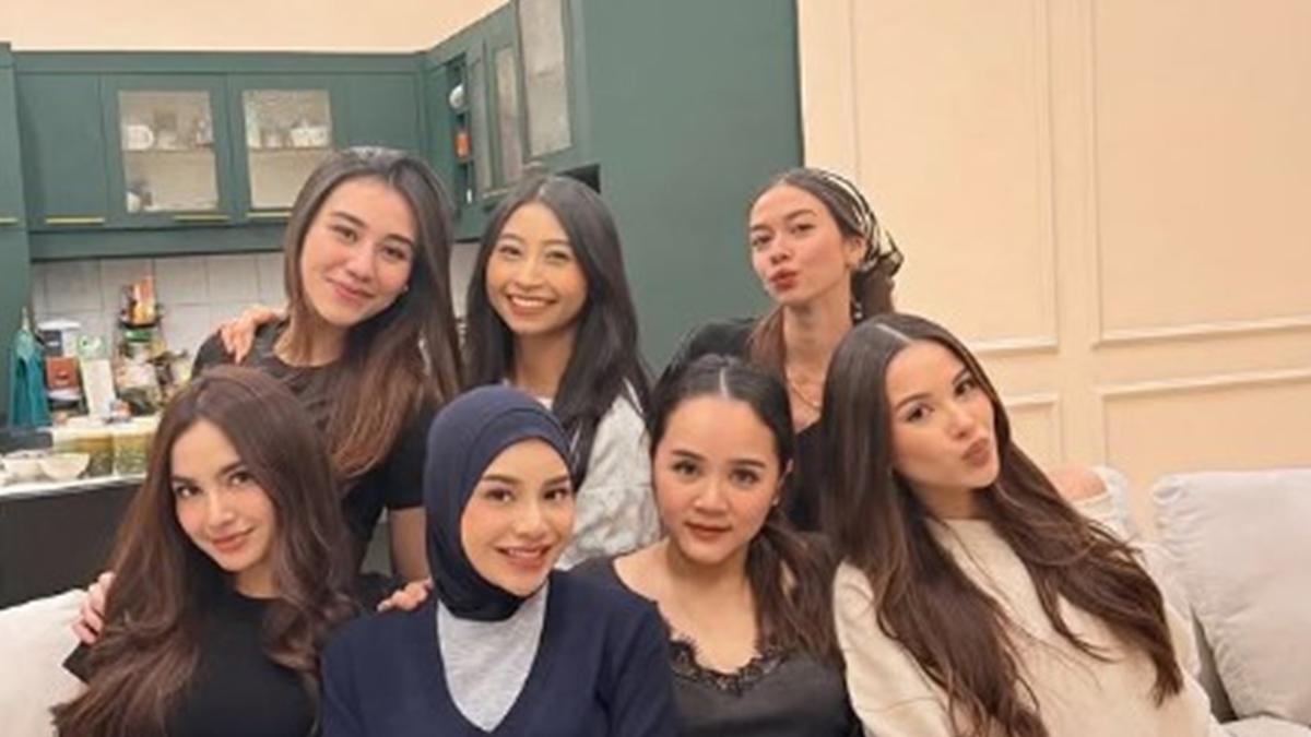 6 Potret Dapur dan Meja Makan di Rumah Aaliyah Massaid saat Bukber Geng Artis