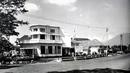 Jalanan di depan wisma IKIP Malang (sekarang Universitas Negeri Malang) depan SMA Putera Harapan terlihat masih sepi. (Source: jelajahmalangku.blogspot.com)