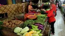 Aktivitas perdagangan di Pasar Kebayoran Lama, Jakarta, Jumat (20/4). Kementerian Perdagangan (Kemendag) juga mengklaim pasokan kebutuhan pokok menjelang Ramadan 2018 aman. (Liputan6.com/Johan Tallo)