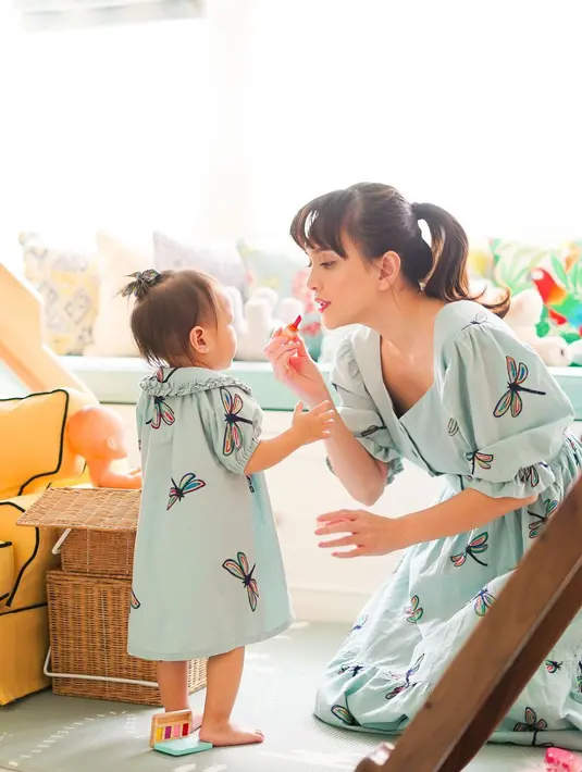 Apalagi Shandy memiliki lini fashion sendiri Shandy Aulia Collection yang baru reborn setahun lalu sejak didirikan pada 2006. Ia pun berkoaborasi membuat koleksi dengan putrinya Claire (Instagram @shandyaulia)