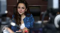 Regina Andriane Saputri saat melakukan laporan terhadap Farhat Abbas ke Peradi. [Foto: Herman Zakharia/Liputan6.com]