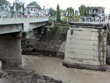 Citizen6, Yogyakarta: Kondisi Jembatan Pabelan setelah terkena lahar dingin, Jumat (1/4). Mengakibatkan jembatan terputus dan jalur satu pilarnya tergerus. (Pengirim: Eddie Sunaryo) 