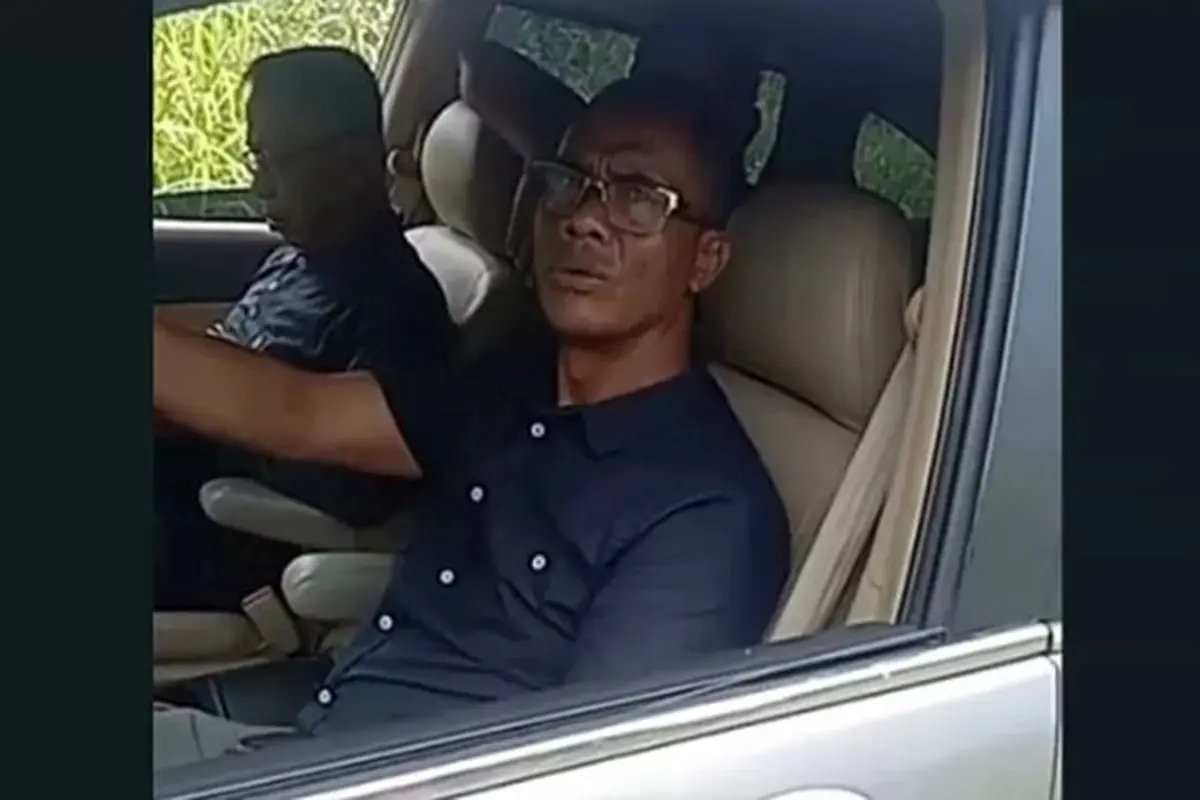 Tangkapan layar diduga Kepala Polsek Bungaraya bersama tersangka korupsi pupuk bersubsidi di Kabupaten Siak satu mobil jalan-jalan ke kebun sawit.