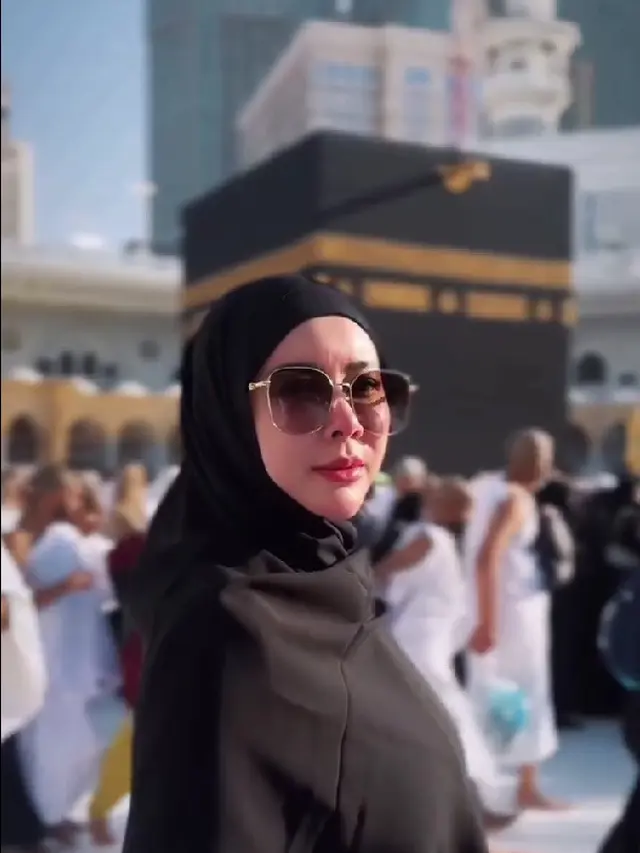 Menawan dengan Gamis dan Hijab Syari, Potret Aura Kasih yang Tampil Anggun saat Umrah Jadi Sorotan