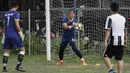 Kiper Mitra Kukar, Geri Mandagi, melakukan latihan jelang laga Liga 1 di Lapangan ABC, Senayan, Jakarta, Sabtu (08/12). Mitra Kukar akan berhadapan dengan Persija Jakarta. (Bola.com/M Iqbal Ichsan)