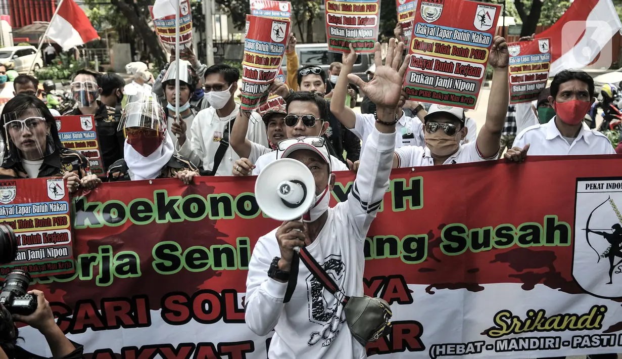 Massa pekerja seni dan hiburan malam berunjuk rasa di depan Gedung DPRD DKI Jakarta, Senin (5/10/2020). Dalam aksinya, massa menuntut Pemprov DKI Jakarta mencabut aturan PSBB dan membuka kembali tempat hiburan malam karena dinilai sangat menyulitkan ekonomi mereka. (merdeka.com/Iqbal S. Nugroho)