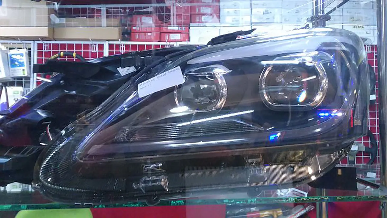 Lampu Reflektor Lebih Terang Dibanding Proyektor, Benarkah?