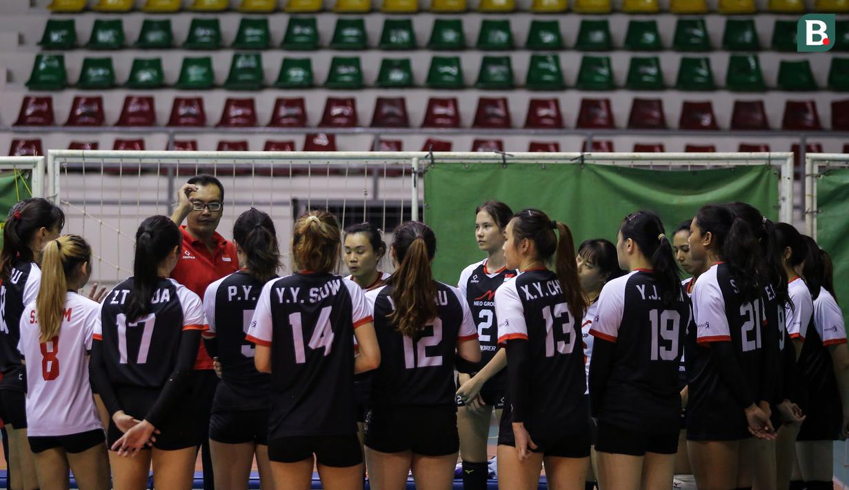 Meskipun kalah, pelatih Timnas Voli Putri Singapura, Suntor Phoseeta sepertinya tak mempermasalahkan hasil yang didapat. Menurutnya mereka bisa mendapat lawan tanding sepadan, yang tak bisa didapatkan di negara mereka. (Bola.com/Bagaskara Lazuardi)