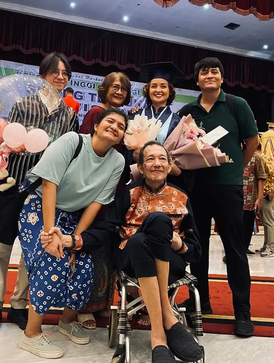 Ucapan selamat pun mengalir dari rekan sesama artis di kolom komentar unggahannya. Pencapaian Joanna membuat semua orang takjub dan terharu. Kesibukan menjadi single parent dengan empat anak, di mana salah satunya berkebutuhan khusus, tidak membuatnya patah semangat dalam menimba ilmu. (Liputan6.com/IG/@joannaalexandra)