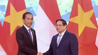 Presiden Joko Widodo atau Jokowi saat bertemu Perdana Menteri (PM) Vietnam Pham Minh Chinh di Government Office, Hanoi, Vietnam, Jumat (12/1/2024). (Rusman - Biro Pers Sekretariat Presiden)