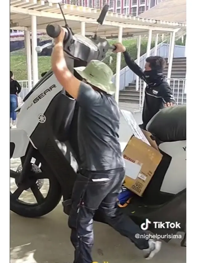 Viral Penampakan Motor Matic Ukuran Raksasa, Netizen: Definisi Moge Beneran