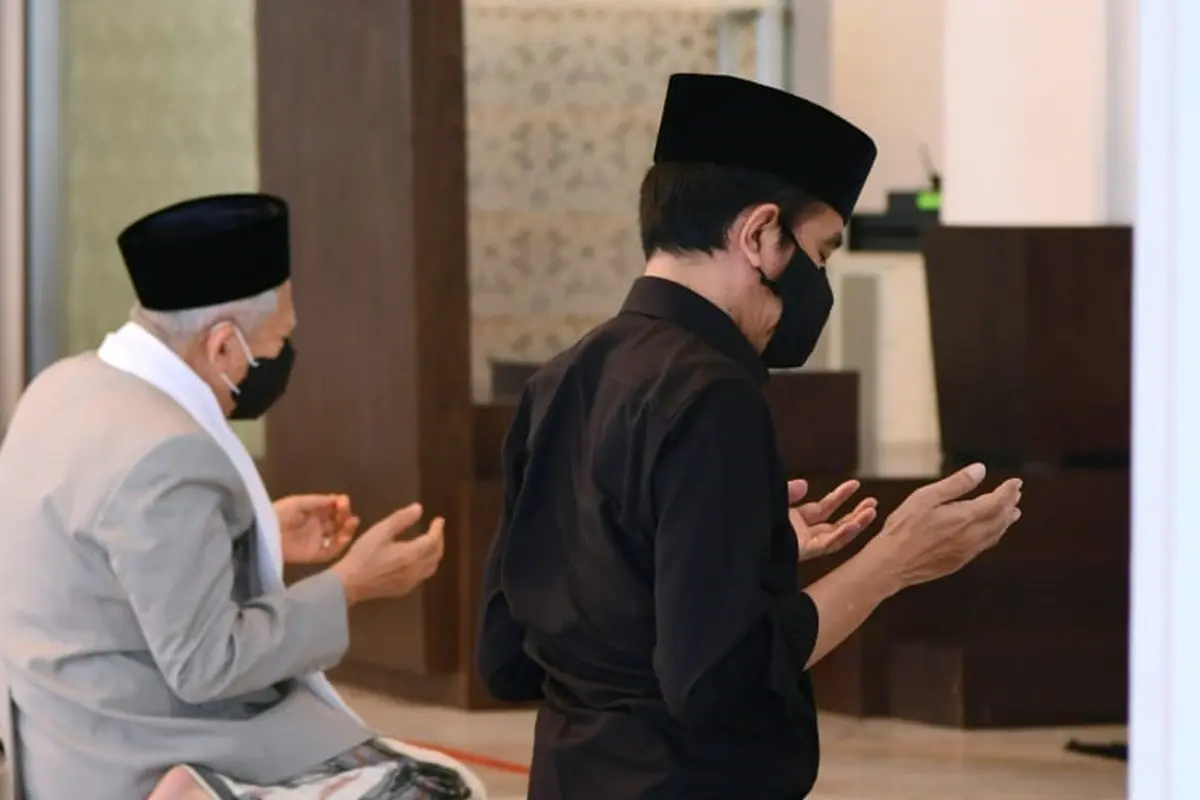 Presiden Jokowi dan Wakil Presiden Ma'ruf Amin salat jumat di Masjid Baiturahim Kompleks Istana. (Lizsa Egeham/Liputan6.com)a