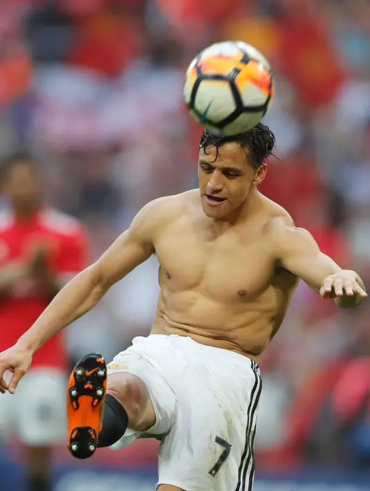 Penyerang Mancheste United, Alexis Sanchez menendang bola merayakan kemenangan timnya usai pertandingan melawan Tottenham Hotspur pada semifinal Piala FA di stadion Wembley di London, (21/4). MU menang 2-1 atas Tottenham. (AP Photo/Frank Augstein)