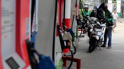 Sejumlah kendaraan mengisi bahan bakar minyak (BBM) di SPBU Kuningan Jakarta, Sabtu (5/5). Penambahan subsidi solar akan berkisar Rp 500 hingga Rp 1.500 per liter. (Liputan6.com/Johan Tallo)