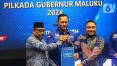 Ketua Umum Partai Demokrat Agus Harimurti Yudhoyono (tengah) saat memberikan surat rekomendasi kepada petahana Gubernur Maluku Murad Ismail (kiri) dan Michael Wattimena untuk maju sebagai bakal calon gubernur dan wakil gubernur dalam Pilkada Maluku 2024 di Kantor DPP Partai Demokrat, Jakarta, Selasa (11/6/2024). (Liputan6.com/Angga Yuniar)
