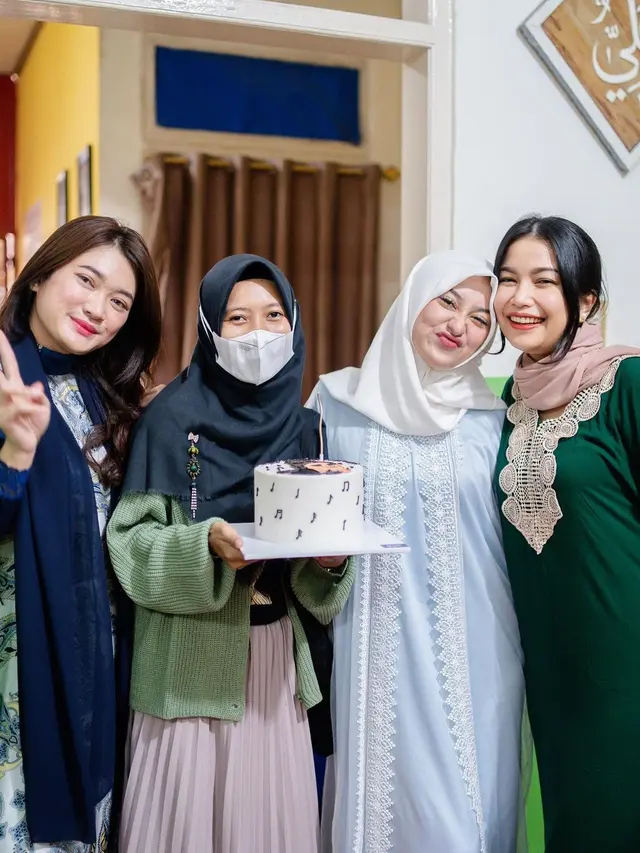 6 Potret Memes Prameswari Rayakan Ultah di Panti Asuhan, Memesona Pakai Hijab
