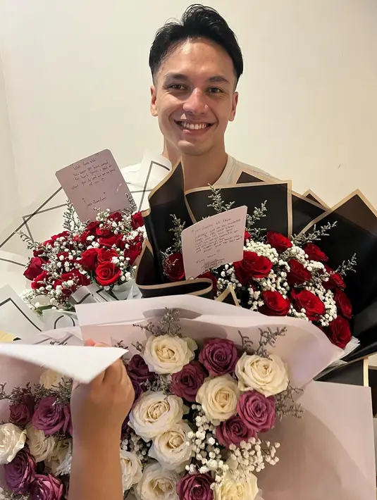 Melalui akun instagramnya, Jefri membagikan beberapa potret yang mendukungnya selama persiapan hingga tanding. Potret Jefri membawa bunga dan surat dari fans yang mendukungnya meski kalah. [Instagram/jefrinichol]