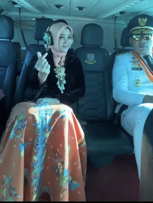 Ia juga tampil menawan mengenakan kebaya velvet hitam, dipadukan rok batik dan brosnya. Tampil mengenakan kerudung peachnya. [@ridwankamil]