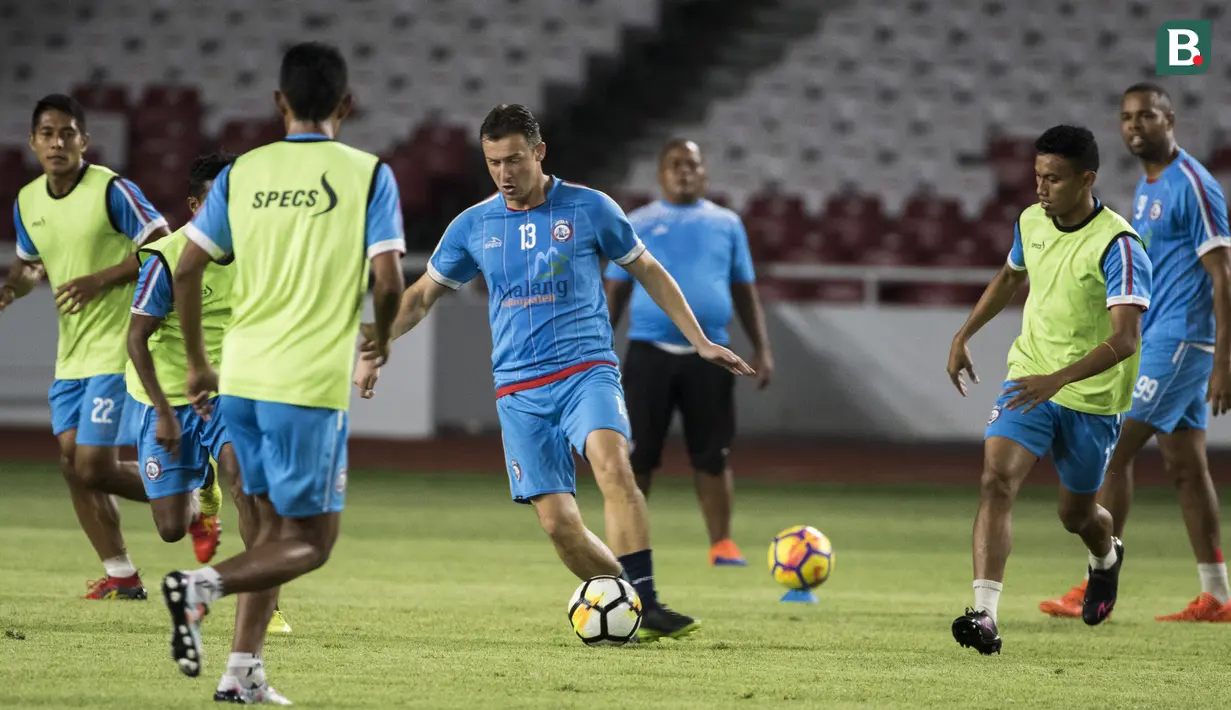 Pemain Arema FC, Balsa Bozovic, mengontrol bola saat latihan di SUGBK, Jakarta, Jumat (30/3/2018). Latihan ini persiapan jelang laga Liga 1 melawan Persija Jakarta. (Bola.com/Vitalis Yogi Trisna)