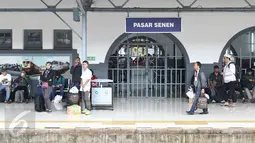Calon penumpang menunggu kereta di Stasiun Senen, Jakarta, Sabtu (24/12). PT Kereta Api Indonesia telah memberangkatkan 21806 penumpang perhari ini saat libur Natal 2016 dan Tahun Baru 2017. (Liputan6.com/Herman Zakharia)