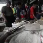 Warga saat antre membeli beras di Pasar Induk Cipinang, Jakarta, Rabu (18/3/2020). Kabareskrim Polri Irjen Listyo Sigit memastikan stok sembako, seperti beras dan gula, untuk wilayah Jakarta cukup sampai dua bulan ke depan. (merdeka.com/Iqbal Nugroho)