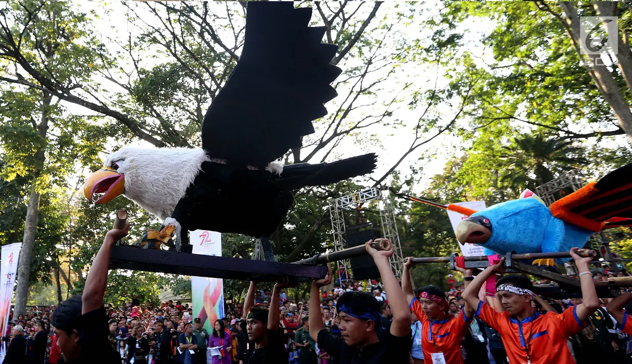Peserta mengikuti parade Karnaval Kemerdekaan Pesona Parahyangan dalam rangka puncak peringatan HUT Kemerdekaan ke-72 Republik Indonesia di Bandung, Sabtu (26/8). Karnaval mengusung tema "Nyalakan Api Semangat Kerja Bersama". (Liputan6.com/Johan Tallo)