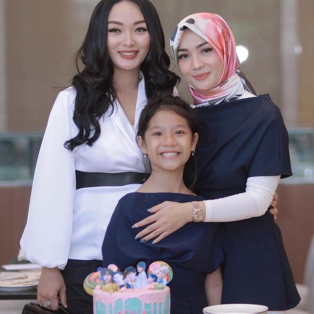 Tak Jaga Jarak, 6 Artis Ini Tetap Berhubungan Baik dengan Mantan Istri Suaminya
