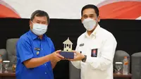 Bupati Garut Rudy Gunawan menyerahkan cenderamata kepada Sekretaris Utama BNPT RI, Mayjen TNI Dedi Sambowo, dalam Silaturahmi dan Dialog Kebangsaan BNPT. (Liputan6.com/Jayadi Supriadin)