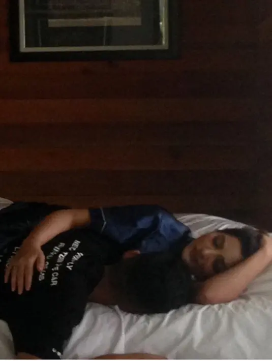 Ibu dua anak itu mengaku Azriel yang telah dianggap sebagai anak itu juga telah memiliki pacar. Dan yang terbaru, Azriel sedang menanyakan kapan di beliin motor. "Kapan bun boleh punya motor? @ashanty_ash 📸 🛵:," tulis Azriel. (Instagram/suwarsiha)