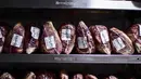 Potongan daging terlihat di toko daging di restoran Don Julio, lingkungan Palermo, Buenos Aires, Argentina, Kamis (20/5/2021). Tujuan utama ekspor daging sapi Argentina menuju ke China, Jerman dan Israel. (RONALDO SCHEMIDT/AFP)