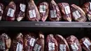 Potongan daging terlihat di toko daging di restoran Don Julio, lingkungan Palermo, Buenos Aires, Argentina, Kamis (20/5/2021). Tujuan utama ekspor daging sapi Argentina menuju ke China, Jerman dan Israel. (RONALDO SCHEMIDT/AFP)