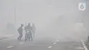 Petugas kepolisian menembakkan gas air mata saat berupaya membubarkan massa yang menggelar aksi di depan Gedung DPR RI, Jakarta, Senin (11/4/2022). Situasi mulai memanas akibat sejumlah pengunjuk rasa melempari petugas dengan berbagai benda. (merdeka.com/Iqbal S Nugroho)