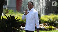 Politikus Partai Golkar Zainudin Amali melambaikan tangan saat tiba di Istana, Jakarta, Selasa (22/10/2019). Belum diketahui posisi apa yang akan diisi oleh Zainudin dalam kementerian Kabinet Kerja Jilid II. (Liputan6.com/Angga Yuniar)