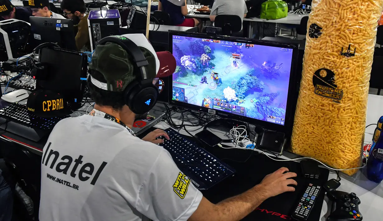 Peserta bermain game pada acara Festival Teknologi Campus Party di Sao Paulo, Brasil, Selasa (30/1). (Nelson ALMEIDA/AFP)