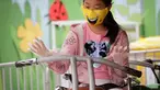 Seorang anak yang mengenakan masker dan sarung tangan menaiki wahana di Playland Amusement Park, di Vancouver, British Columbia, Kanada, pada 10 Juli 2020. Playland Amusement Park dibuka kembali untuk umum pada Jumat (10/7), dengan langkah-langkah protokol kesehatan. (Xihua/Liang Sen)