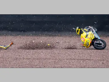 Pebalap Kalex, Alex Rins, tergelincir saat balapan Moto2 GP Jerman di Sirkuit Sachsenring, Minggu (17/7/2016). (AFP/Robert Michael)