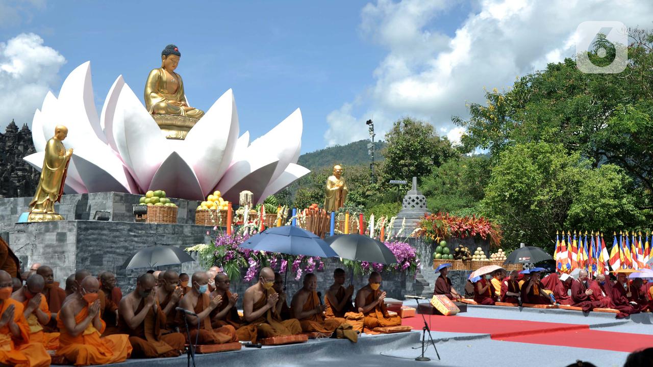 FOTO: Suasana Khidmat Perayaan Tri Suci Waisak di Candi Borobudur
