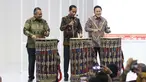 Presiden Joko Widodo (tengah) didampingi Gubernur Bank Indonesia Perry Warjiyo dan Kepala Bekraf Triawan Munaf (kiri) memukul gendang Beleq sebagai tanda peresmian pembukaan pameran Karya Kreatif Indonesia (KKI) 2019 di JCC Senayan, Jumat (12/7/2019). (Liputan6.com/Angga Yuniar)