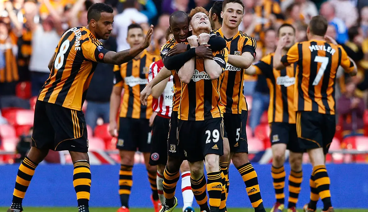 Stephen Quinn (Hull City - tengah) dirangkul rekan setimnya usai mencetak gol ke gawang Sheffield United dalam laga semifinal Piala FA di Stadion Wembley, London (13/4/2014). (REUTERS/Darren Staples)