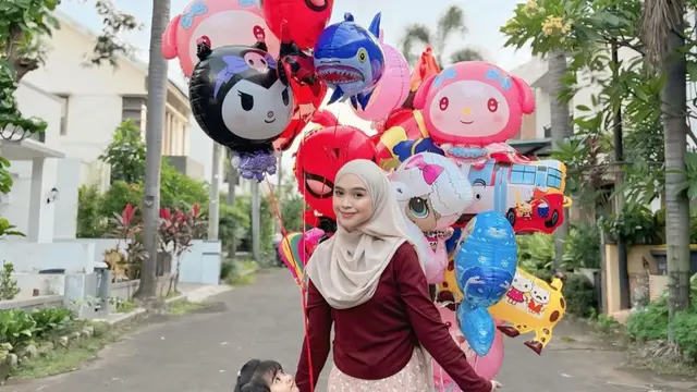 7 Potret Ria Ricis dan Moana Jenguk Baby Yasmin Anak Shindy Putri, Penuh Kehangatan (credit: instagram.com/riaricis1795).