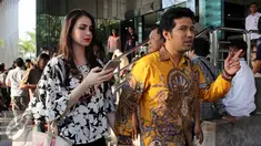 Arumi Bachsin menemani suaminya, Emil Elistianto Dardak, menyerahkan laporan harta kekayaan ke KPK, Jakarta, Senin (3/8/2015). Emil mencalonkan diri sebagai calon Bupati Trenggalek pada Pilkada 2015 mendatang. (Liputan6.com/Helmi Afandi)