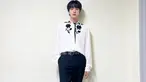Tampil dengan kemeja putih yang dipadukan celana hitam, penampilan Jin BTS ini terlihat begitu menawan. Terlebih lagi, ornamen bunga pada bagian bahu membuat penampilan pria 29 tahun ini semakin terlihat memesona. (Liputan6.com/IG/@jin)