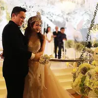 Usai resmi menjadi suami dari Adiezty Ferza Putri Zahari, Gilang Dirga membuat netizen menanggis. Apa yang membuat netizen hingga menanggis setelah Gilang Dirga mengunggah foto nikahnya melalui media sosial. (Instagram/gilangdirga)