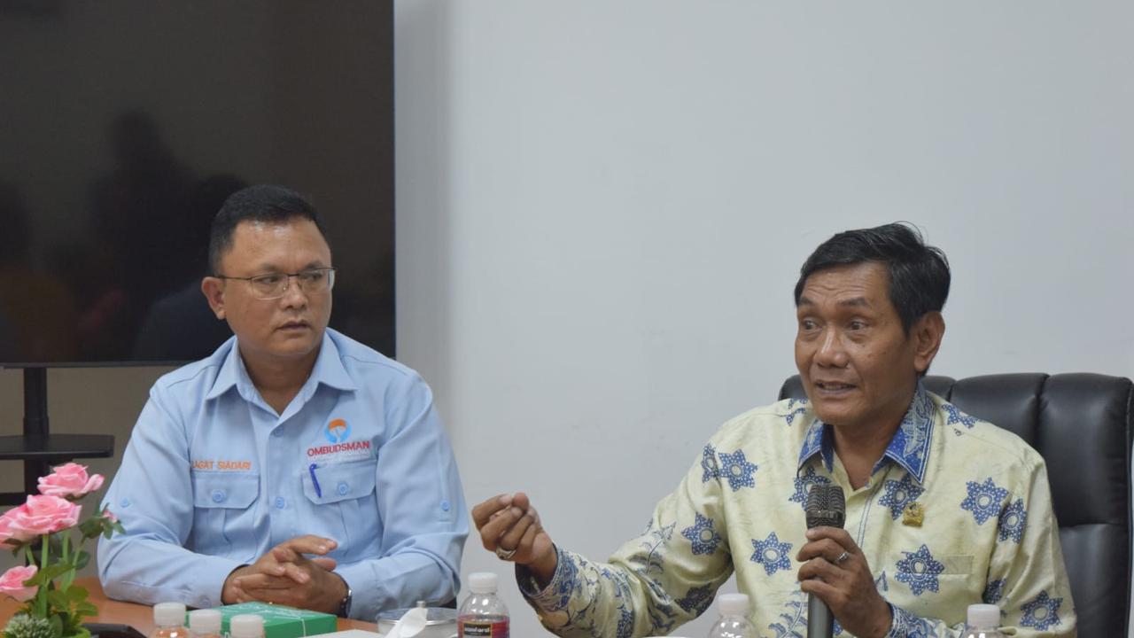 Johanes Widiantoro anggota Ombudsman RI (kiri) bersama  Lagat Siadare Ketua Ombudsman Kepri. (Foto: Liputan6.com/Ajang Nurdin)